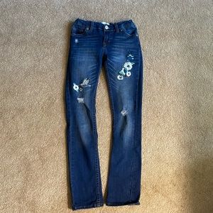 GIRLS Ripped skinny jeans. (GENTLY USED)